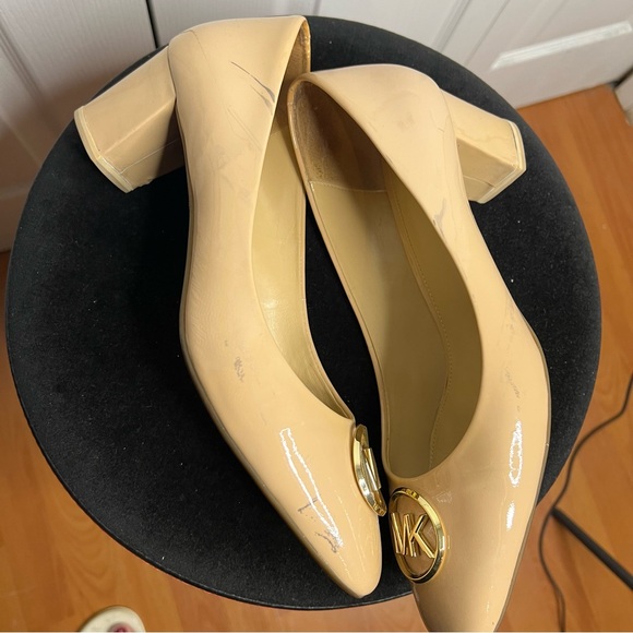 Michael Kors heeled beige nude glossy leather pumps chunky heel square toe 11W - Picture 10 of 11